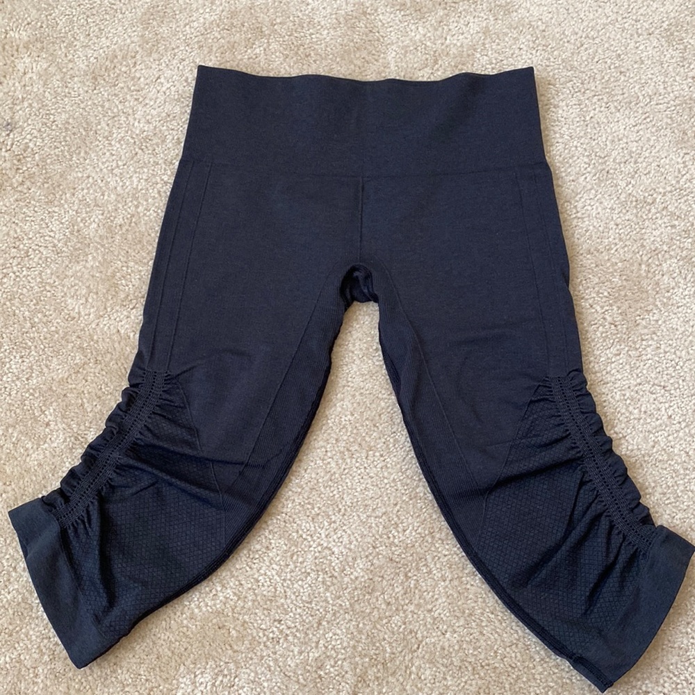 Lighter black lululemon cropped leggings